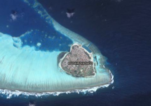 "A 25 min d’hydravion de Malé. Au nord de l’atoll d’Ari, cette île ronde de 300 m de diamètre - l’une des plus belles des Maldives - bénéficie d’une végétation remarquable et d’un récif tout proche idéal pour la plongée avec tuba. Un grand aquarium permet de faire agréablement connaissance avec une famille de requins, des raies et des tortues." (info : guide de voyage aux Maldives)