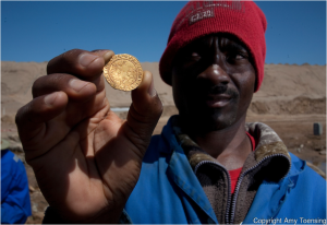 tresor-namibie1, ouvrier montrant sa découverte 